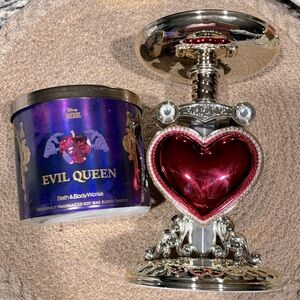 Evil Queen Pierced Heart Pedestal & Candle - Disney Villains B&BW Collection